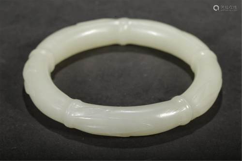 A CARVED BAMBOO-JOINTS WHITE JADE BANGLE