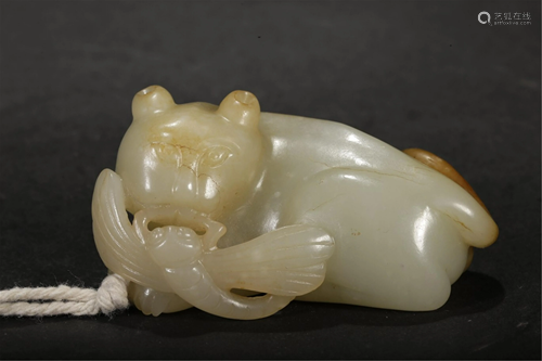 A WHITE JADE CARVED HAND PIECE