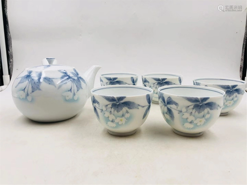 A SET OF JAPANESE BLUE AND WHITE FAMILLE ROSE TEA WARES