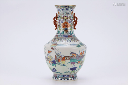 A DOU-CAI 'CHILDREN AT PLAY' DOUBLE-HANDLED VASE