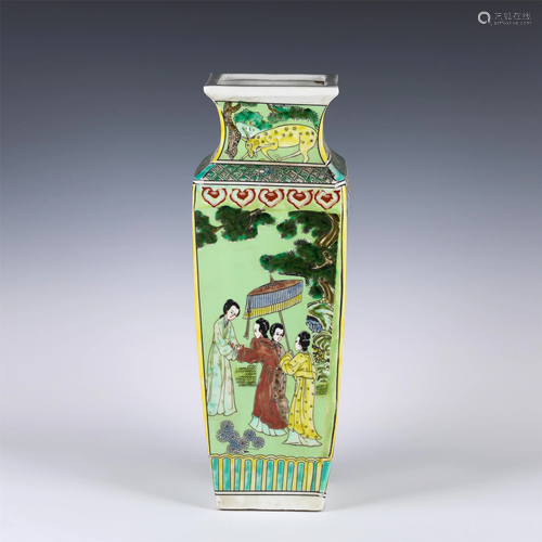 A CHINESE WU-CAI FIGURES STORY PORCELAIN SQUARE VASE