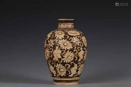 A CIZHOU TYPE INCISED PORCELAIN VASE