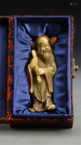 A SOAPSTONE CARVED GOD OF LONGEVITY FIGURINE