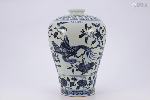 A BLUE AND WHITE BIRDS AND FRUITS PORCELAIN VASE