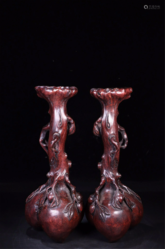 A PAIR OF CHENXIANG CARVED PEACHES FLOWER HOLDERS