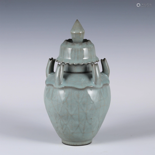 A CHINESE CELADON AND CRACK GLAZE PORCELAIN VASE