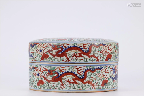 A WU-CAI DRAGONS PORCELAIN BOX AND COVER