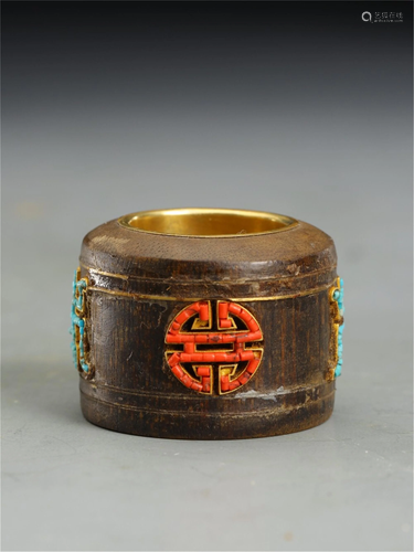 A HARD-STONES INLAID CHENXIANG WOOD THUMB RING