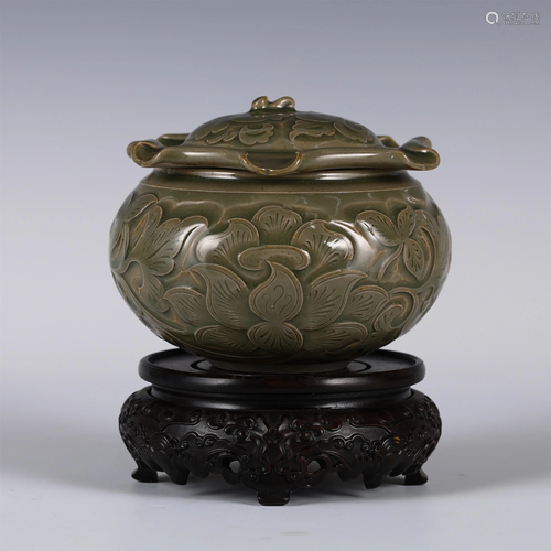 A CHINESE YAOZHOU TYPE PORCELAIN BOWL AND COVER