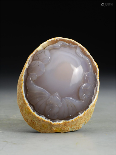 AN AGATE CARVED DECORATION