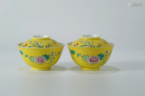 A Paire of Yellow-ground Famille-rose 'Floral' Bowls