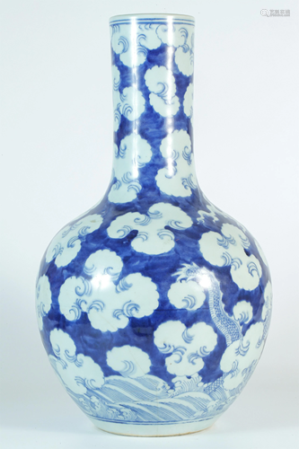 A Blue-and-white 'Dragon' Tianqiuping Vase