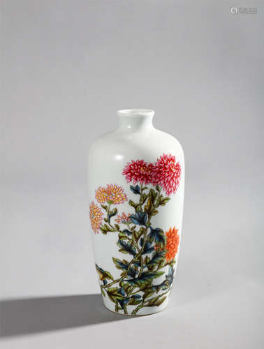 Qing Dynasty-Qianlong famille rose flower vase