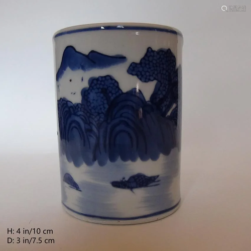 A SMALL CHINESE VINTAGE PORCELAIN BRUSH POT