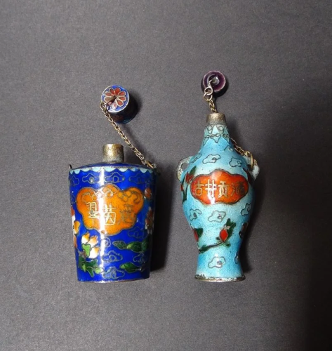 PAIR OF MINI OLD CHINESE SNUFF BOTTLES