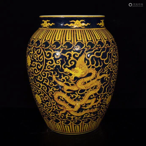 Ming Wanli Pot with Lotus Flower and Dragon Pattern