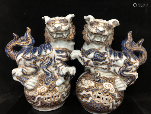 Ming Dynasty, a pair of blue and white gilded lions