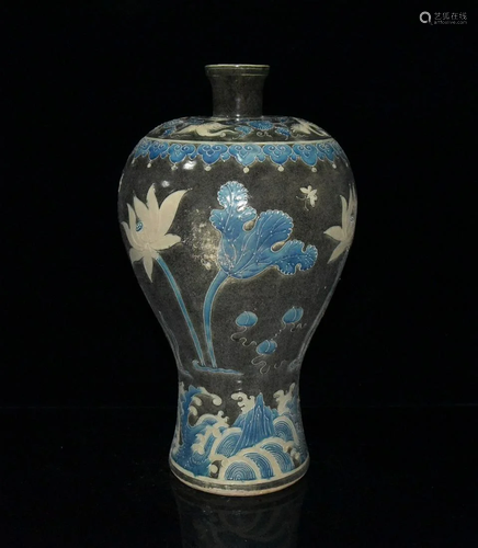 Plum vase with colorful lotus pattern in Ming Dynasty