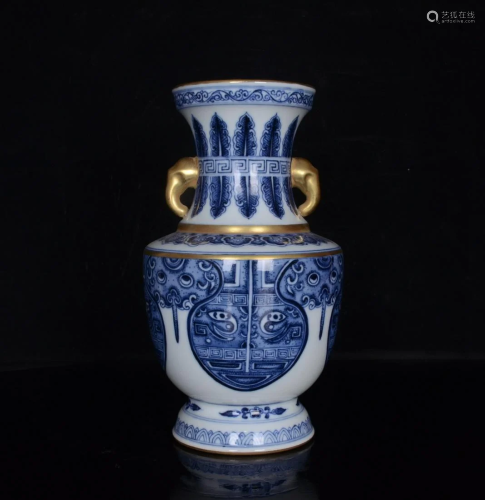 A blue-and-white gilt beast face like an ear vase