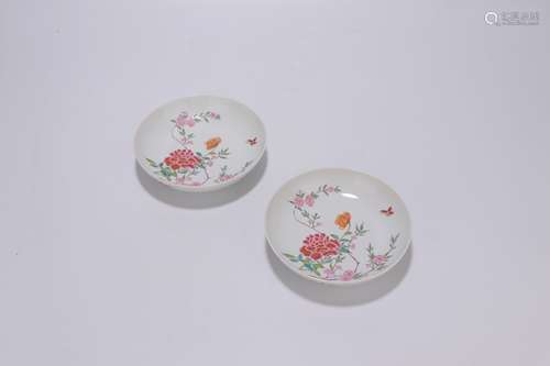 pair of chinese famille rose porcelain dishes