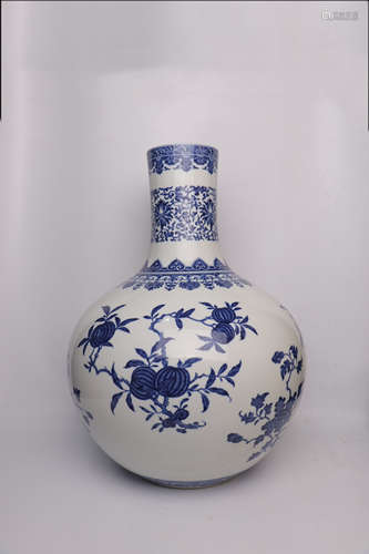 chinese blue and white porcelain globular vase