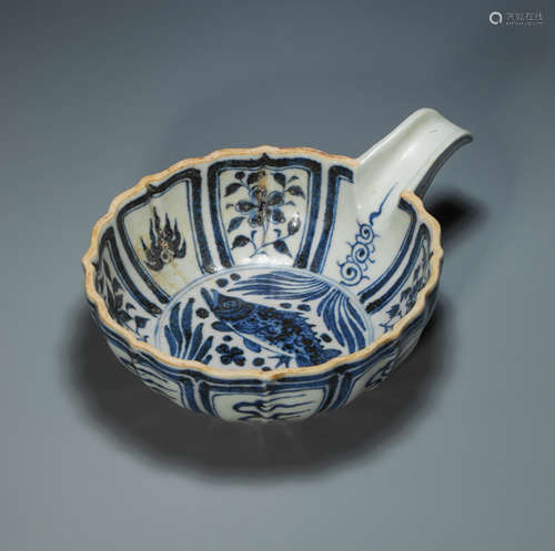 Blue and White Kiln Plate with Fish Grain from Yuan