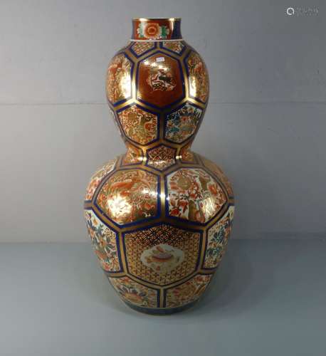 LARGE IMARI VASE