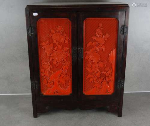 CABINET WITH PANELS IN THE LOOK OF RED LACQUER