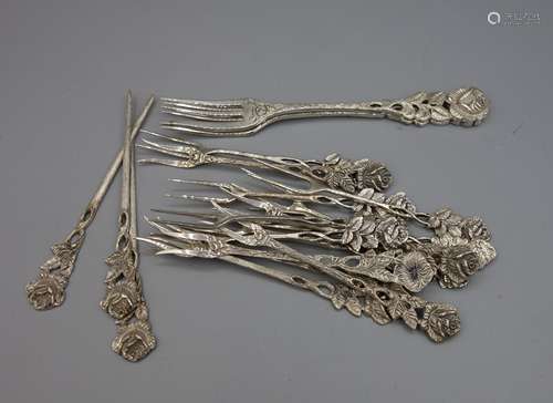 SET OF SILVER CUTLERY 