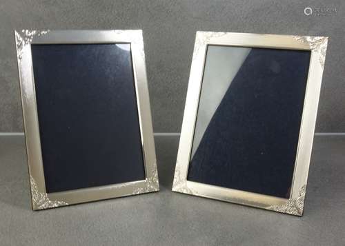 PAiR OF SILVER PHOTO FRAMES