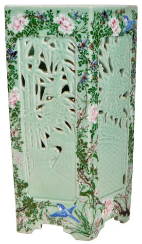 19TH CENTURY QING DYNASTY CELADON PORCELAIN STICK STAND