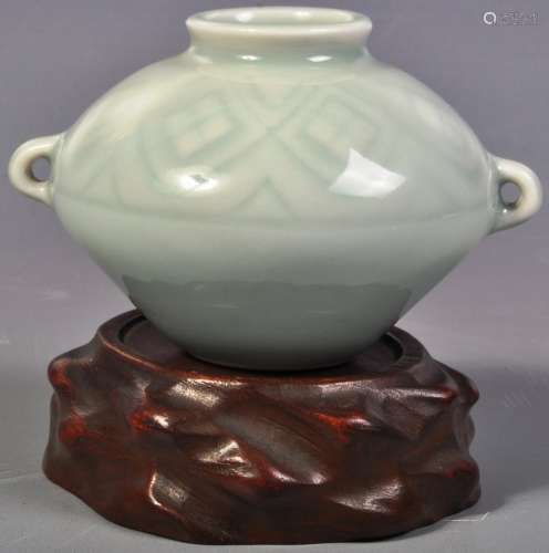 CHINESE CELADON GLAZE SQUAT VASE ON CARVED STAND