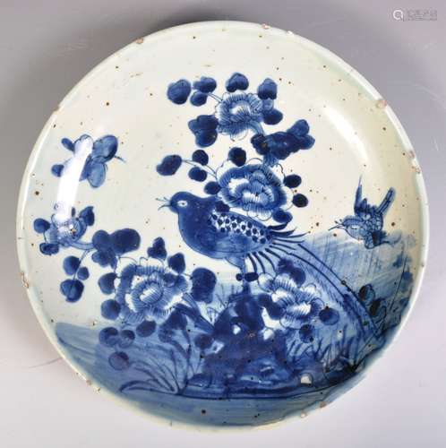 CHINESE MING DYNASTY BLUE AND WHITE PROVINCIAL CHARGER PLATE