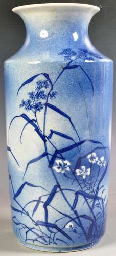 EARLY 20TH CENTURY JAPANESE BLUE AND WHITE VASE