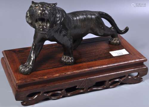 EARLY 20TH CENTURY JAPANESE STATUE OF A BRONZE TIGER