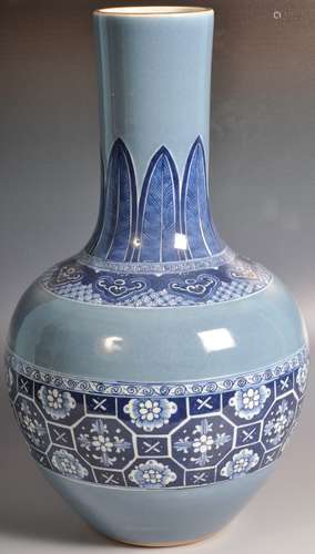 LARGE 19TH CENTURY CHINESE PORCELAIN VASE