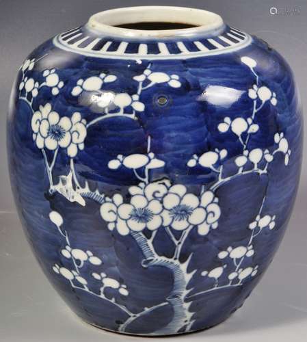 LARGE 19TH CENTURY CHINESE BLUE & WHITE PRUNUS JINGER JAR