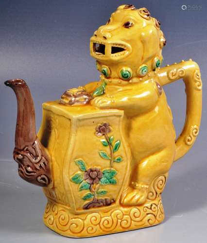 QING DYNASTY CHINESE FAMILLE JAUNE CADOGAN FOO DOG TEAPOT