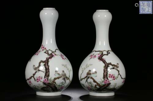 A Pair of Garlic-head-shaped Vases