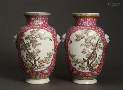 A PAIR OF CHINESE FAMILLE ROSE PORCELAIN VASE