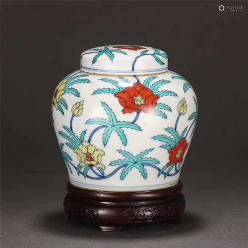 A CHINESE DOUCAI PORCELAIN FLOWERS LIDDED JAR