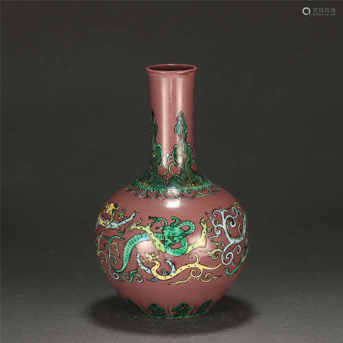 A CHINESE RED GROUND DRAGON PATTERN PORCELAIN VASE