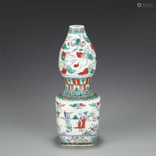 A CHINESE WUCAI PORCELAIN FIGURE STORY DOUBLE-GOURDS VASE