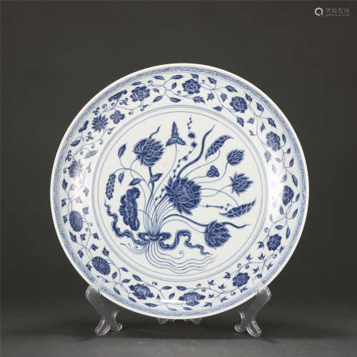 A CHINESE BLUE AND WHITE PORCELAIN FLOWERS DISH