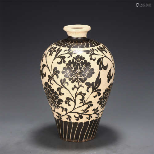 A CHINESE FLOWERS PATTERN VASE