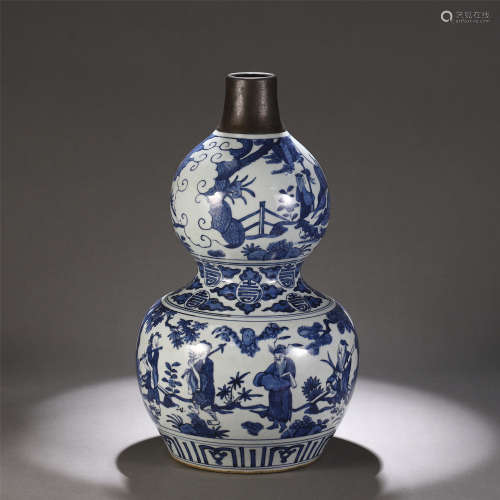A CHINESE BLUE AND WHITE PORCELAIN DOUBLE-GOURD VASE