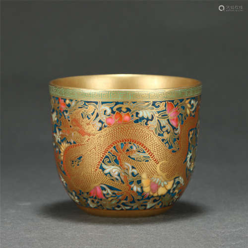A CHINESE GOLDEN GROUND FAMILLE ROSE PORCELAIN CUP