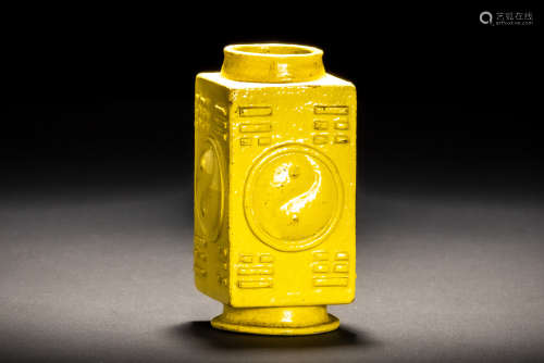 清代 黄釉八卦陰陽紋 方瓶