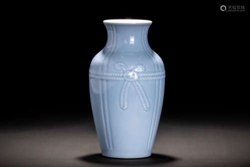 大清雍正年製款 天青釉帯紋瓶