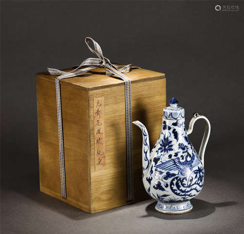 A CHINESE BLUE AND WHITE PORCELAIN HANDLED EWER